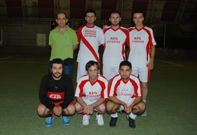 <p><font face="arial,helvetica,sans-serif" size="2"><strong>G&uuml;nsa, Puanı Kaptı</strong></font></p><p><font face="arial,helvetica,sans-serif" size="2">&Uuml;&ccedil;&uuml;nc&uuml; haftaya girilen ve b&uuml;y&uuml;k &ccedil;ekişmeli ge&ccedil;en SATSO&rsquo;nun 7&rsquo;inci Meslek Komitesi&rsquo;nin d&uuml;zenlediği iki grup halindeki &ldquo;Doğalgazcılar Arası Futbol Turnuvası&rdquo;nda son haftalara girildi. <br /><br />A Grubu&rsquo;nun puanı bulunmayan iki takımın puan alma m&uuml;cadelesinde; g&uuml;len takım G&uuml;nsa oldu. AEG Beyazhan takımını 8-3 skorla yenen G&uuml;nsa, &uuml;&ccedil; puanını alarak, &uuml;&ccedil;&uuml;nc&uuml; olurken, ma&ccedil;ı puansız kapatan AEG Beyazhan&rsquo;da d&ouml;rd&uuml;nc&uuml;l&uuml;kte kaldı. </font></p>