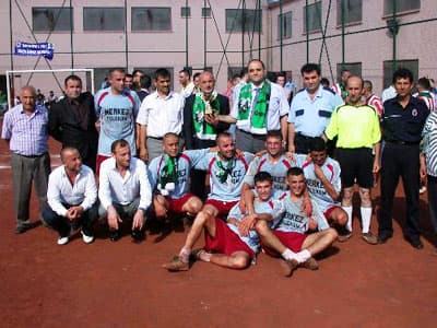 <p><font size="2"><font face="arial,helvetica,sans-serif"><strong>Moral Bozukluğu Had Safhada</strong><br /><br />Turnuva, saygı duruşu ve İstiklal Marşı ile başladı. Cezaevi M&uuml;d&uuml;r&uuml; Metin Akaya yaptığı a&ccedil;ılış konuşmasında mayıs ayında başlayan ve 49 koğuşun katıldığı futbol turnuvasında finale gelindiğini belirterek, takımlara başarılar diledi. <br /><br />Futbol turnuvasına en &ccedil;ok sevinen ise mahkumlar oldu. Ma&ccedil; &ouml;ncesi cezaevi y&ouml;neticilerine teşekk&uuml;r eden mahkumlar, <font color="#333399">&quot;Bu t&uuml;r sosyal faaliyetlerle zaman &ccedil;abuk ge&ccedil;iyor. Burada moral bozukluğumuz had safhada. Konser, futbol gibi etkinlikler yapılması bizi olumlu y&ouml;nde etkiliyor, rahatlatıyor. Cezaevinde b&ouml;yle şeylere ihtiyacımız var. Cezaevinde yatan insanlar da bu &uuml;lkenin insanları. Bizleri unutmasınlar.&quot;</font> şeklinde duygularını dile getirdi. </font></font></p>