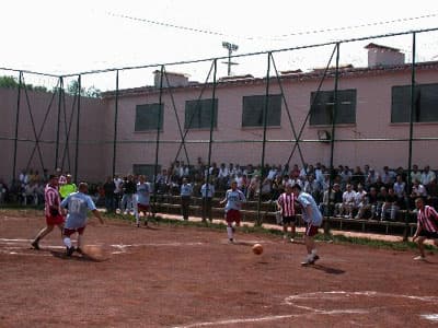 <strong><font face="Arial" size="2">T&uuml;rk&uuml; S&ouml;yleyip Eğlendiler</font></strong> <p><font face="Arial" size="2">Kazanan takım, kupayı Fenerbah&ccedil;e Kul&uuml;b&uuml; Başkanı Aziz Yıldırım'a g&ouml;nderecek. Şampiyon olarak kupayı alan E-6 koğuşu oyuncuları, <font color="#333399">&quot;Kupayı Fenerbah&ccedil;e Kul&uuml;b&uuml;'ne hediye edeceğiz. Onlar bu sene kupa alamadılar. Biz kupamızı hediye edeceğiz. Başkan Aziz Yıldırım'a kupamızı g&ouml;ndereceğiz&quot;</font> dedi. </font></p><p><font face="arial,helvetica,sans-serif" size="2">Ma&ccedil; sonucunda galip takımın kupasını ve hediyelerini cezaevi m&uuml;d&uuml;r&uuml; Metin Akkaya ve savcı Haydar Memiş verdi. Memiş, şampiyon takımın oyuncuların ellerini sıkarak tek tek kutladı. Mahkumlar ma&ccedil; arasında da t&uuml;rk&uuml; s&ouml;yleyip eğlendi.</font></p>