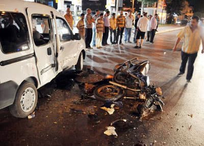Kasksız Motosiklete Binen 2 Kişi Ölümden Döndü  