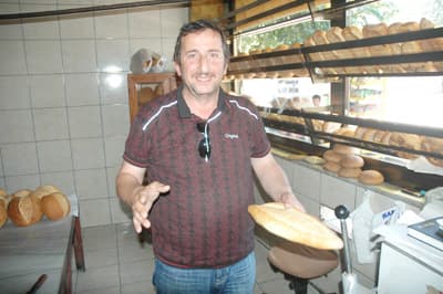<font face="Arial" size="2"><strong><font color="#000000">Haksız Rekabet</font></strong><br /><br />Turan, ekmeğin Sakarya'da pahalı satıldığına y&ouml;nelik iddialarla ilgili olarak, &quot;<font color="#333399">T&uuml;rkiye'de en pahalı ekmeğin Sakarya'da satıldığını biri bana &ccedil;ıkıp ıspatlasın. Ben fırıncılık mesleğini hemen bırakacağım. Kime sorarsanız sorun, vatandaş kaliteli ekmeği Sakarya'da bulacağını biliyor. Adapazarı'nın ekmeği, simidi, lahmacunu meşhurdur. Bunlar bu haksız rekabetten dolayı kaybolup gitti&quot;</font> şeklinde konuştu. <br /><br /><strong><font color="#000000">&Ccedil;iğ Ekmek Yediriyorlar</font></strong><br /><br />Fırıncılar Odası'nın zam taleplerine de tepki g&ouml;steren Turan,<font color="#333399"> &quot;&Ouml;nce şartları oluşturalım. Eğer gerek&ccedil;eler oluşur da, zamma ihtiya&ccedil; duyulabilecek, iş&ccedil;inin alacakları maliyetlerdeki girdiler değişirse, zam olabilir. Bu şartlarda zam s&ouml;z konusu olamaz. Şu anda 1 TL'lık ekmeği satamıyoruz ki, zam yapalım. 1250 mi 1500 m&uuml; olacak? Biz 1 TL'den satalım ama haksız rekabet ortadan kalksın. Katkıyla ekmeği şişirip de 300 ya da 400 gram g&ouml;stermeye &ccedil;alışmasın kimse. İnsanlara kalitesiz &ccedil;iğ ekmek yediriyorlar&quot;</font> dedi.</font>