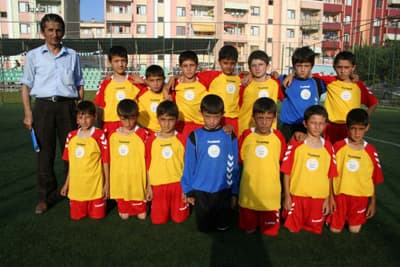 <p><font face="arial,helvetica,sans-serif" size="2"><strong>Saha:</strong> Erenler Spor Kompleksi<br /><strong>Hakem: </strong>Kadir Demir<br /><br />K&uuml;p&ccedil;&uuml;ler &ndash; Dilmen 3-2<br /><br /><font color="#333399"><strong>K&uuml;p&ccedil;&uuml;ler Mahallesi (3):</strong></font> Mustafa Recep Yunus Bahadır K&uuml;rşat Osman Sabri Okan Şirin Sedat Emre &Ouml;zg&uuml;r<br /><strong>Antren&ouml;r:</strong> Kadir G&uuml;rdal<br /><br /><strong><font color="#333399">Dilmen Mahallesi (2):</font></strong> Furkan Mert Enes Furkan Alperen Ersin Efehan &Ouml;mer Burak Alihan Oğuzcan Recep Oğuzhan<br /><strong>Antren&ouml;r:</strong> &Ouml;zcan &Ccedil;i&ccedil;ek<br /><strong>Goller:</strong> Şrin dk 10 Atilla dk15 K&uuml;rşat dk 25 ( K&uuml;p&ccedil;&uuml;ler) &Ouml;mer dk 20 Enes dk 32 ( Dilmen)</font></p>