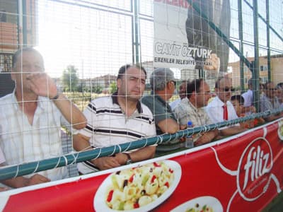 <p><font face="arial,helvetica,sans-serif" size="2"><strong>Saha:</strong> Erenler Spor Kompleksi<br /><strong>Hakem:</strong> Kadir Demir<br /><br />Merkez &ndash; Hacıoğlu&nbsp; 1-3<br /><br /><strong><font color="#333399">Merkez Mahalle (1) :</font></strong> Esat Kadir Kadir Emre Serkan Nurullah Mert Serhat Şaban Berat Oğuzkaan Fatih Enes<br /><strong>Antren&ouml;r:</strong> Tarık T&uuml;rkova<br /><br /><strong><font color="#333399">Hacıoğlu Mahallesi (3) :</font></strong> G&ouml;khan Bahadır Osman Kubilay Enes Burak Emre Kubilay Yunus Furkan &Ouml;mer Ahmet Muhammet<br /><strong>Antren&ouml;r:</strong> Dilaver Tale<br /><strong>Goller :</strong> Emre dk 38 ( Merkez) G&uuml;rkan dk 3-9 Kubilay dk 11 (Hacıoğlu)</font></p>