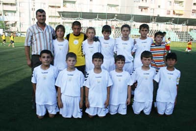 <p><font face="arial,helvetica,sans-serif" size="2"><strong>Saha:</strong> Erenler Spor Kompleksi<br /><strong>Hakem:</strong> Kadir Demir<br />Tabakhane &ndash; Tepe&nbsp;&nbsp; 9-1<br /><br /><strong><font color="#333399">Tabakhane Mahallesi (9):</font></strong> Samet Batuhan Alperen K&uuml;rşat Muhammed M. Taha Ayta&ccedil; Mevl&uuml;t Semih Vedat Emirhan Hasan<br /><strong>Antren&ouml;r:</strong> Tahir &Ccedil;etinkaya<br /><br /><strong><font color="#333399">Tepe Mahallesi (1):</font></strong> Onur Oğuzhan Bahattin İbrahim Mustafa Hamza Abdullah Enes Ali Ferdi Yunus Emre Soner<br /><strong>Antren&ouml;r:</strong> Aydın Zor <br /><br /><strong>Goller</strong>: Mevl&uuml;t dk 2-17-27 Ayta&ccedil; dk 4-10-19-37 Muhammed dk 12 Alperen dk 15&nbsp;&nbsp;(Tabakhane) Mustafa dk 40 </font></p>