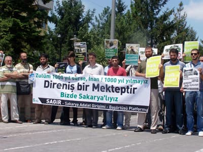 <p><font face="arial,helvetica,sans-serif" size="2">&Ccedil;in'in 60 yıldan beri işgal ettiği Doğu T&uuml;rkistan topraklarında 500 binden fazla insanı katlettiğini belirten Erkan, bu &uuml;lkenin Doğu T&uuml;rkistanlı m&uuml;sl&uuml;manlara karşı amansız bir soykırıma giriştiğini vurguladı. Erkan, şunları kaydetti: <font color="#333399">&quot;&Ccedil;in'in ekonomik g&uuml;c&uuml;nden korkan diğer d&uuml;nya &uuml;lkeleri ise haftayı İtalya'da d&uuml;nyadaki k&uuml;resel ısınmayı konuşarak ge&ccedil;irdiler. Tarihte olup olmadığı bile bilinmeyen olayları ısıtıp ısıtıp soframıza koyan s&ouml;zde d&uuml;nya g&uuml;&ccedil;leri, canlı olarak yaşanan vahşete karışmıyorlar. Bizler Doğu T&uuml;rkistanlı M&uuml;sl&uuml;man kardeşlerimizin yanında olduğumuzu belirtiyor ve katil &Ccedil;in'i lanetle kınıyoruz. D&uuml;nyada ve &uuml;zerinde yaşadığımız bu topraklarda barışın ve adaletin hakim olmasını, yasakların bitmesini istiyoruz.'' </font></font></p>