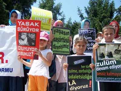 <font face="arial,helvetica,sans-serif" size="2">200. kez İnsan Hak ve H&uuml;rriyetlerine dikkat &ccedil;ekmek, insan onurunu korumaya katkı sağlamak i&ccedil;in yine buradayız.<br /><br />Bir devlet halkı i&ccedil;in vardır, halk devlet i&ccedil;in değildir. Devlet, insanlarını her t&uuml;rl&uuml; kamu hizmetinden eşit bir bi&ccedil;imde yararlandırır, eşitlik ilkesinin evrensel anlayışı gereği bireylerin haklarını g&ouml;zetir ve haklarını verir. İnanan fertler; başta baş&ouml;rt&uuml;s&uuml; yasağı olmak &uuml;zere, İmam-Hatip Lise mezuniyeti ve katsayısı adaletsizliği, Kur'&acirc;n Kurslarında yaş sınırı gibi pek &ccedil;ok hak ve h&uuml;rriyetleri meselesinde mağdur edilmektedir.<br /><br />Bu &uuml;lkede milletin oylarıyla se&ccedil;ilip gelmiş bir insanın vekilliği gasp edildi. &quot;Bir milletvekiline bu yapılır mı?&quot; diye isyanlar &ccedil;ıkarılmadı. &Ccedil;&uuml;nk&uuml; burası T&uuml;rkiye; ka&ccedil; kere maruz kaldığı askeri m&uuml;dahalelerle, milletin oylarının bir kalemde yok farz edilmesine alışkındı.</font>