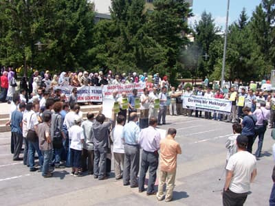 <font face="Arial" size="2">Ka&ccedil;&nbsp; gen&ccedil; kızımızın; eğitim hayatı gasp edilmiş, sokaklarda eğitim hakkı aranmıştı. Binlerce baş&ouml;rt&uuml;l&uuml; gen&ccedil; kız, T&uuml;rkiye'yi boydan<br />boya &quot;&Ouml;zg&uuml;rl&uuml;k i&ccedil;in el ele&quot; zinciriyle &ouml;rm&uuml;şt&uuml;.&nbsp;<br /><br />Kadın hakları &ccedil;ok kutsanır T&uuml;rkiye'de! Devrimlerin en baş sırasında o vardır.<br /><br />Kadınlar G&uuml;n&uuml;'de kutlanır ve kadın hakları bizde &quot;Cumhuriyetin kazanımıdır&quot;! Ama kadın hakları; baş&ouml;rt&uuml;l&uuml; kadın denince asla ve asla g&uuml;ndeme gelmiyor. Kimse baş&ouml;rt&uuml;l&uuml; gen&ccedil; kızların &ccedil;ığlıklarına kulak vermeyip, g&ouml;zyaşlarını g&ouml;rm&uuml;yor.&nbsp;Ulusal ve uluslararası yargı bile, baş&ouml;rt&uuml;l&uuml; gen&ccedil;&nbsp; kadının eğitim hakkına darbe vurmakta birleşmiştir.</font>