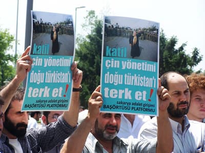 <font face="Arial" size="2">Baş&ouml;rt&uuml;l&uuml;&nbsp; gen&ccedil; kızlar, Avrupa &uuml;lkelerine gittiler. Oralarda eğitim ortamı buldular.&nbsp;Milletin oyuyla se&ccedil;ilip hakkı verilmeyen şimdi Amerika'da,<br />baş&ouml;rt&uuml;l&uuml; olarak &uuml;niversitede ders veriyor.<br /><br />Ancak meden&icirc; vahş&icirc; batının bir diğer y&uuml;z&uuml; de vardır ki; İsl&acirc;m d&uuml;şmanlığı ile m&acirc;l&ucirc;ld&uuml;r.&nbsp; Almanya'da bir mahkemede Mısırlı Merve, h&acirc;kim ve polislerin g&ouml;zleri &ouml;n&uuml;nde, hem de kocası ve &ccedil;ocuğunun yanında ırk&ccedil;ı bir Alman tarafından 18 yerinden bı&ccedil;aklanarak &ouml;ld&uuml;r&uuml;ld&uuml;.<br /><br />&Ouml;ld&uuml;r&uuml;ld&uuml;ğ&uuml;nde &uuml;&ccedil; aylıkta h&acirc;mileydi, Mısır'lı M&uuml;sl&uuml;man bacımız. Daha binlerce buna benzer olaylar meden&icirc; vahş&icirc; batının g&uuml;nah defterinde<br />yazılıdır.</font>