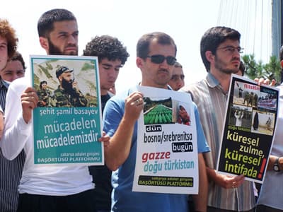<font face="Arial" size="2">Bu meselemiz yasakla, dayatmayla, tavizle &ccedil;&ouml;z&uuml;lmez. Asla &ccedil;&ouml;z&uuml;lemez.&nbsp;&nbsp;&nbsp; Baş&ouml;rt&uuml;s&uuml; meselesi ancak Kur'an'ı g&ouml;nderen Varlık'tan<br />farklı bir mesaj getirilirse biter. Yani &ccedil;&ouml;z&uuml;m Allah'tadır. O Kur'an ayetleri orada durduk&ccedil;a, baş&ouml;rt&uuml;s&uuml;ne karşı zul&uuml;m uygularsınız, bir<br />s&uuml;re bu dehşetin etkisiyle insanları sindirirsiniz, sonra bir y&uuml;rekli kadın &ccedil;ıkar, Kur'an'da ki ayetleri okur, &quot;Rabbim benden bunu mu<br />istiyor, ne pahasına olursa olsun, ben bu g&ouml;revi yerine getirmeliyim&quot; der, m&uuml;c&acirc;delesini başlatır.<br /><br />Ne yani, birisi tamamen d&uuml;nyev&icirc; kaygılarla yaşam tarzını savunmak i&ccedil;in varını yoğunu ortaya koyar da, bir başkası ebed&icirc; bir hayat i&ccedil;in<br />ve kendisini Yaratan Kudret'le daha kalb&icirc; bir ilişki &ccedil;er&ccedil;evesinde bunu yapamaz mı? Yapar. M&uuml;sl&uuml;manlar i&ccedil;in emir ve yasaklar Kur'an-ı Kerim'in ayetlerinde ve Allah Ras&ucirc;l&uuml;'n&uuml;n &ouml;rnekliğinde yer almaktadır ve M&uuml;sl&uuml;manlarda bunları en g&uuml;zel şekilde yaşayabilmek i&ccedil;in &ccedil;aba<br />g&ouml;stermektedirler.</font>