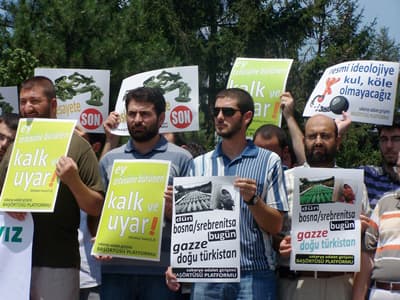 <font face="Arial" size="2">Sakarya Baş&ouml;rt&uuml;s&uuml; Platformu olarak belirtmek istiyoruz ki; baş&ouml;rt&uuml;s&uuml;&nbsp; sorununun &ccedil;&ouml;z&uuml;m&uuml; noktasında hi&ccedil;bir uzlaşıyı ya da geri<br />adımı kesinlikle kabul etmiyoruz; etmeyeceğiz! Hi&ccedil; kimse haksızlığa sessiz kalmamızı ve zulme rıza g&ouml;stermemizi beklemesin. Allah'ın<br />ayetlerini yasaklayanlara karşı y&uuml;r&uuml;tt&uuml;ğ&uuml;m&uuml;z m&uuml;cadele bizimle başlamadı; bizimle de bitmeyecektir.<br /><br />Rabbimize hamdolsun ki bizleri bu g&uuml;nlere kadar ulaştırdı ve baş&ouml;rt&uuml;s&uuml; davamızda kalplerimizi sabit kıldı. Allah'ın farz kılmış<br />olduğu &ouml;rt&uuml;nme emrini yine Rabbimizin kendisinin yarattığı arzının belli par&ccedil;alarını adeta tel &ouml;rg&uuml;lerle &ccedil;evirip parselleyen ve &ouml;rt&uuml;l&uuml;<br />bacılarımızı kendi alanlarına yanaştırmayan yasak&ccedil;ı zihniyet ise yasakları s&uuml;rd&uuml;rmekte ısrarlı g&ouml;z&uuml;k&uuml;yor.<br /><br />Baş&ouml;rt&uuml;s&uuml;&nbsp; davamızda biz asla geri adım atmayacağız ve zafere ulaşana kadar her hafta burada tekrar buluşacağız.</font>