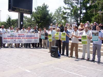 <font face="Arial" size="2">G&uuml;nlerdir &uuml;zerinde &ouml;nemli bilgiler i&ccedil;eren bir k&acirc;ğıt par&ccedil;ası g&uuml;ndemimizi meşgul etmekte. Kurulduğu g&uuml;nden bug&uuml;ne g&ouml;revi vatanı<br />m&uuml;dafaa etmek olan kurumun mensupları, zamanında devleti y&ouml;netmekle devleti korumayı karıştırıp, yaptıkları darbelerle demokrasiye ayar<br />&ccedil;ektiler. Şimdi ise &quot;bize karşı psikolojik baskı uygulanıyor&quot; diyorlar. Daha d&uuml;ne kadar yapılan darbelerde binlerce insanımıza gerek<br />psikolojik gerekse fiziki olarak işkence yapanlar nedense bug&uuml;n masum rol&uuml;ne b&uuml;r&uuml;n&uuml;yorlar. Kendilerini orta&ccedil;ağdaki gibi birinci sınıf insan<br />olarak g&ouml;ren, avamın kendilerine hizmet i&ccedil;in yaratılmış olduğunu zannedenler, son g&uuml;nlerde haksızlığa uğradıklarını iddia etmekteler.<br /><br />Bu hafta sivil yargı-asker&icirc; yargı kavgası g&uuml;ndemimize oturuverdi. Cumhurbaşkanının askerlere sivil yargılamanın &ouml;n&uuml;n&uuml; a&ccedil;an yasayı onaylamasının ardından yeni projeler &uuml;retilmeye başlandı.Bunlardan bir tanesi de asker&icirc; yargı kimseyi dinlemez istediği gibi<br />hareket edebilir şeklinde olanıydı. Demokratik, hukuk devletinin yıllarca hizmetinde bulunmuş bir kişi bu şekilde kendi kafasına g&ouml;re<br />fetvalar vererek devletin i&ccedil;inde &ouml;zerk bir devletin oluşturulmasını mı istiyor?</font>