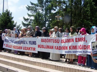 <font face="Arial" size="2">B&uuml;t&uuml;n bunların yanında İ&ccedil;işleri Bakanlığı da darbe karşıtı konuşmalarından dolayı Bolu Valisi i&ccedil;in inceleme başlatması yapılan ayrımcılıkları bir kez daha ortaya koymuştur. Daha &ouml;nce CHP Genel Sekreteriyle konuşmaları dinlemeye takılan bir valiye basit bir kınama cezası verilmişti. Oysa camide c&uuml;bbe ve sarıkla namaz kılmayı yasaklayan kaymakam hakkında hi&ccedil;bir işlem başlatılmamış, hatta aferin dercesine vali yardımcılığına terfi ettirilmişti. &Ouml;d&uuml;l&uuml;n&uuml; baş&ouml;rt&uuml;l&uuml; olarak almaya gelen İmam-Hatip &ouml;ğrencisi bir kızı k&uuml;rs&uuml;den aşağıya indirten kaymakam hakkında da hi&ccedil;bir işlem yapılmamıştı.<br /><br />Bu haftaki en &ouml;nemli g&uuml;ndem maddelerimizden birisi de hafta başından bu yana insanlık ve İsl&acirc;m d&uuml;şmanı &Ccedil;in'in Doğu T&uuml;rkistan da yaptığı katliam ve soykırımdır. Altmış yıldır işgal ettiği Doğu T&uuml;rkistan topraklarında yarım milyondan fazla insanı katleden Kızıl &Ccedil;in, son haftada iyice azarak Doğu T&uuml;rkistan M&uuml;sl&uuml;manlarına karşı amansız bir soykırıma girişmiştir. &Ccedil;in'in ekonomik g&uuml;c&uuml;nden korkan diğer d&uuml;nya &uuml;lkeleri ise haftayı İtalya'da d&uuml;nyadaki k&uuml;resel ısınmayı konuşarak ge&ccedil;irdiler. Tarihte olup olmadığı bile bilinmeyen olayları ısıtıp ısıtıp soframıza koyan s&ouml;zde d&uuml;nya g&uuml;&ccedil;leri canlı olarak yaşanan vahşete uluslararası ilişkilerini g&ouml;z &ouml;n&uuml;nde bulundurarak karışamıyorlar. Daha doğrusunu s&ouml;ylemek gerekirse karışmıyorlar.</font>