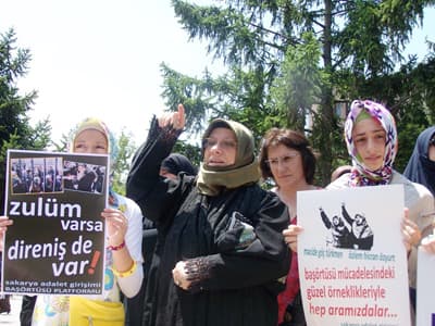 <font face="Arial" size="2">Bizler Doğu T&uuml;rkistanlı M&uuml;sl&uuml;man kardeşlerimizin yanında olduğumuzu belirtiyor ve k&acirc;til &Ccedil;in'i l&acirc;netle kınıyoruz. Ayrıca, her hafta d&uuml;nyanın herhangi bir yerinde mutlaka z&acirc;lim ve vahş&icirc; m&uuml;stekbirlerce yapılmış o kadar &ccedil;ok katliamlar, insan hakları gasbı var ki, hangi birisinden bahsedelim.<br /><br />D&uuml;nyada ve &uuml;zerinde yaşadığımız bu topraklarda barışın ve adaletin h&acirc;kim olmasını, yasakların bitmesini istiyoruz. Bunun tek<br />&ccedil;aresinin de M&uuml;sl&uuml;man olduğunu s&ouml;ylemek değil, M&uuml;sl&uuml;manlığı hayatımızda uygulayarak ger&ccedil;ekleşeceğini bir kez daha belirtmek<br />istiyoruz. L&acirc; İl&acirc;he İllallah kelimesinin sadece camilere hapsedilmemesi, hayatımızın her alanında uygulanması en b&uuml;y&uuml;k<br />temennimizdir.<br /><br />Son s&ouml;z&uuml;m&uuml;z şudur ki: &quot;Size s&ouml;ylediklerimizle sizi kızdırmak istemiyoruz. Biz g&uuml;c&uuml;m&uuml;z yettiğince ıslah etmeye &ccedil;alışıyoruz.Başarmamızda ancak Allahın yardımı iledir&quot;Bu duygularla, haftaya aynı saatte burada sizlere g&uuml;zel haberler verebilmek umuduyla buluşmak &uuml;zere duyarlı ve izzetli Sakaryalılara teşekk&uuml;r ederiz.</font>