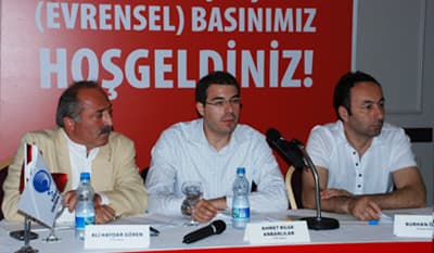 <font size="2"><font face="Arial"><strong><font color="#333399">Karadeniz Gelişim Akademisi&rsquo;nin vazge&ccedil;ilmez &uuml;&ccedil; temel ilkesi olduğunu dile getiren &Ouml;zkan;</font></strong>&nbsp; Birinci ilkemiz &lsquo;tam ve kesintisiz işbirliğidir&rsquo; Karadeniz Gelişim Akademisi kendi alanında yalnız değildir. B&ouml;lgemizde aynı işle başka a&ccedil;ılardan ilgilenen bir &ccedil;ok kurum ve kuruluşumuz vardır. Başta Sayın valilerimiz olmak &uuml;zere b&ouml;lge ticaret ve sanayi odalarımızla, Belediyelerimiz ve &uuml;niversitelerimizle yapacağımız işler i&ccedil;in &ldquo;biz de varız&rdquo; diyen herkesle ve siz değerli yerel medyamızla tam bir işbirliği i&ccedil;inde olacağız. İkinci ilkemiz, &lsquo;interaktif olmaktır&rsquo; Karadeniz Gelişim Akademimiz, kelimenin tam anlamı ile interaktif bir bilgi platformudur. Biz bilgi seviyesinde kimin ne ihtiyacı varsa onu kendisinden dinleyecek ve ihtiyaca uygun olan bilgiyi taşıyacağız. Bu &ccedil;er&ccedil;evede Karadeniz Gelişim Akademisi ekibi her ildeki mevcut girişimcilerimizin b&uuml;y&uuml;k b&ouml;l&uuml;m&uuml;n&uuml; yerinde ziyaret edecekler ve ihtiya&ccedil;ları yerinde &ouml;ğrenecekler. Karadeniz Gelişim Akademisi yukardan aşağı değil &ldquo;aşağıdan yukarı hareket eden&rdquo;, &ouml;ğreten-&ouml;ğrenen ilişkisi yerine &ldquo;birlikte &ouml;ğrenmek&rdquo; fiilini koyan interaktif bir yapı olacaktır. &Uuml;&ccedil;&uuml;nc&uuml; ilkemiz ise &lsquo;&ouml;l&ccedil;&uuml;lebilir olmaktır&rsquo; Karadeniz Gelişim Akademisi t&uuml;m faaliyetlerinin doğru y&ouml;nde gidip gitmediğini, kendi niyetlerinden değil yaptığı işin sonu&ccedil;larında &ouml;l&ccedil;en bir yapı olacaktır. Bu nokta bizim i&ccedil;in &ccedil;ok &ouml;nemlidir. Karadeniz Gelişim Akademisi de &uuml;lkemiz ve b&ouml;lgemiz i&ccedil;in &ccedil;alışacak kuşkusuz ancak t&uuml;m faaliyetlerini ama&ccedil; sonu&ccedil; ilişkisi i&ccedil;inde &ouml;l&ccedil;ecek ve performansını bu a&ccedil;ıdan g&ouml;zden ge&ccedil;irecektir. Bu &ccedil;er&ccedil;evede &ouml;l&ccedil;&uuml;lebilirlik temelinde geliştirilmiş her t&uuml;rl&uuml; eleştiri ve katkıya a&ccedil;ıktır. </font></font>