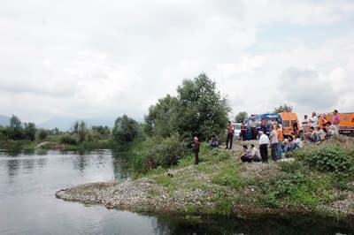 <strong><font face="Arial" size="2">3 Kişi &Ouml;ld&uuml;</font></strong> <p><font face="Arial" size="2">Mollak&ouml;y yakınlarındaki Sakarya Nehri kıyısındaki g&ouml;letlerde meydana gelen olayda, g&ouml;lete balık tutmak i&ccedil;in a&ccedil;ılan ve i&ccedil;inde 6 kişi bulunan kayık, bastıran yağmur ve fırtına nedeniyle alabora olmuştu. Suya d&uuml;şen 6 kişiden Cem Taştan (35), oğlu Mehmet Taştan (10) ve Serhan Demir (28) boğulmuştu. Teknedeki diğer &uuml;&ccedil; kişi ise, y&uuml;zerek kıyıya &ccedil;ıkmayı başarmıştı.</font></p>