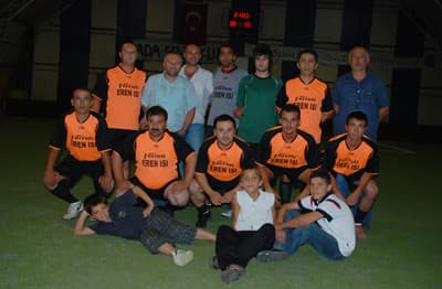 <p><font face="arial,helvetica,sans-serif" size="2"><strong>Yer:</strong> &Ouml;ner Halı Saha.<br /><strong>Cihan Tesisat:</strong>&nbsp; Tuncer, Hakan, Doğan, Semih, Mustafa, &Ouml;mer, Hakan, G&ouml;khan, Vedat.<br /><strong>Emsa M&uuml;hendislik:</strong> Rıdvan, Emre, Adem, Samet, H&uuml;seyin, Haktan, Haluk, Recep, Kamil.<br /><strong>Goller:</strong> Semih 2, G&ouml;khan 2, Vedat 2, &Ouml;mer 1 (Cihan Tesisat); Haktan 2, Samet 1, Emre 1 (Emsa M&uuml;hendislik) </font></p>