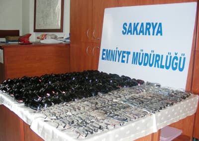 29 Bin TL'lik Gözlük Çalarak İstanbul'a Kaçtılar