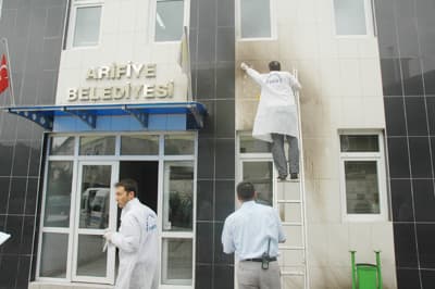 <font size="2"><font face="Arial"><strong>Kameralar Kayıtta Değildi</strong><br /><br />Olayla ilgili toplanan deliller, delil poşetlerine konularak incelenmek &uuml;zere olay yeri laboratuarına g&ouml;t&uuml;r&uuml;ld&uuml;. Vatandaşlar ve belediye &ccedil;alışanlarının korkulu bakışları altında polisin incelemesini tamamlanmasının ardından, belediye binası iş&ccedil;iler tarafından yıkandı. Belediye binasında bulunan g&uuml;venlik kameraları polis tarafından incelemeye alınırken saldırının ger&ccedil;ekleştiği sırada yaşanan kesinti nedeniyle kameraların kayıtta olmadığı &ouml;ğrenildi. </font></font>