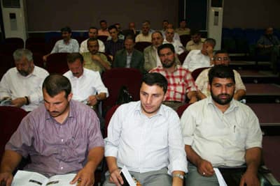 <p><font face="arial,helvetica,sans-serif" size="2">Kredi kartları ile ilgili yıllık kullanım &uuml;cretinin kaldırılması hususunda kanunen yeni d&uuml;zenleme getirileceğini, kart aidatı alınması &uuml;zerine t&uuml;ketici hakem heyetine m&uuml;racaat edip itiraz edilmesini istedi.</font></p><p><font face="arial,helvetica,sans-serif" size="2">Satılan t&uuml;m &uuml;r&uuml;nlerin &uuml;zerinde fiyat etiketi bulunması gerektiğini a&ccedil;ıklayan &Ccedil;elik, t&uuml;m &uuml;r&uuml;nlerin garanti s&uuml;resinin 2 yıl olduğunu s&ouml;zleşme ile 7 yıla kadar &ccedil;ıkartılabileceğini bununda vatandaşın yararına olacağını a&ccedil;ıkladı.<br /></font></p>
