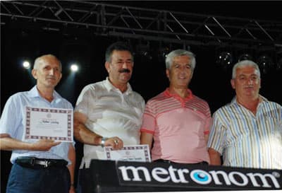 <p class="EC_MsoNormal"><strong><span style="font-family: Arial"><font face="arial,helvetica,sans-serif" size="2" color="#000000">&Ouml;D&Uuml;L T&Ouml;RENİ</font></span></strong></p><p class="EC_MsoNormal"><font color="#000000"><font size="2"><font face="arial,helvetica,sans-serif">Gecede bir konuşma yapan Karasu&rsquo;nun &ccedil;i&ccedil;eği burnunda yeni Başkanı Mehmet İspiroğlu; festivale g&ouml;sterdikleri ilgiden dolayı t&uuml;m vatandaşlara teşekk&uuml;r ederek, festivalin bundan sonraki yıllarda da daha yeni etkinliklere devam edeceğini s&ouml;yledi. Gecede ayrıca; Karasu Kaymakamı Murat Duru tarafından, festivale katkılarından dolayı Karasu&rsquo;lu işadamları Altan Aslan, S&uuml;leyman Yavuzyiğit ve Kemal Ekşi&rsquo;ye teşekk&uuml;r plaketi verildi. Başkan İspiroğlu&rsquo;da; Festival Komitesi Mustafa Kılı&ccedil;aslan, İsmail Hakkı Topaloğlu ve Mehmet &Ccedil;atalbaş ile Plaj Futbolu&rsquo;nda oyuncuları otellerinde ağırlayan otel ve pansiyon sahibi işadamlarına teşekk&uuml;r belgesi verdi.<span style="font-size: 8pt"> </span></font></font></font></p>
