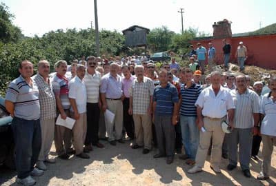 <p><font face="arial,helvetica,sans-serif" size="2">&Uuml;reticinin maliyetin altında serbest piyasa şartlarında oluşacak bir fiyat karşısında korunması i&ccedil;in m&uuml;dahale alımları yapabilecek bir mekanizmanın hayata ge&ccedil;irilmesinin zaruri olduğunu anlatan Şenoğlu;<font color="#333399"> &quot;H&uuml;k&uuml;met, fındık &uuml;retim alanlarının 2012 yılına kadar 406 bin hektar alana &ccedil;ekilmesi ve arz fazlasının ortadan kaldırılmasını hedeflemektedir. D&uuml;nya fındık &uuml;retiminin y&uuml;zde 75'ini ve ticaretinin y&uuml;zde 85'ini ger&ccedil;ekleştiren T&uuml;rkiye, bu uygulama ile d&uuml;nya fındık &uuml;reticisi &uuml;lkeleri arasındaki &uuml;st&uuml;nl&uuml;ğ&uuml;n&uuml; kaybederek ekonomik ve sosyal kayıplar yaşayacaktır. Bu uygulama ger&ccedil;ekleşirse, arz, talebi karşılayamaz hale gelir, &uuml;retim ihracatımıza bile yetmez. D&uuml;nyada fındık talebi artmaktadır. Projeksiyonları doğru koymamız gerekir. Bug&uuml;n fındığı dikseniz hemen ertesi yıl &uuml;r&uuml;n alamazsınız. Ekonomik olarak en az 8-10 yıl beklemeniz gerekir.&quot;</font> dedi. </font></p>