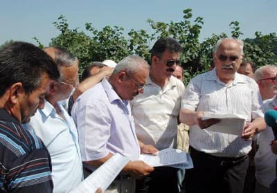 <p><font face="arial,helvetica,sans-serif" size="2">Fındık piyasasına m&uuml;dahale mekanizmasında &uuml;&ccedil; yıl &ouml;nce Fiskobirlik uygun g&ouml;r&uuml;lmediği i&ccedil;in, en g&uuml;&ccedil;l&uuml; m&uuml;dahale kurumu olan TMO'nun devreye sokulduğunu belirten Şenoğlu, a&ccedil;ıklanan yeni planda TMO'nun devreden &ccedil;ıkarıldığını ve &ccedil;ift&ccedil;inin normal işleyen bir piyasanın oluşması i&ccedil;in gerekli olan arkasındaki devlet desteğini kaybettiğini kaydetti.<font color="#333399"> &quot;Devlet, ben &ccedil;ift&ccedil;iden yanayım diyemedi''</font> şeklinde konuşan Şenoğlu, &ccedil;ift&ccedil;inin hasada girerken t&uuml;ccara mahkum edildiğini, daha &ouml;nceden haberdar edilmediği i&ccedil;in korumasız ve &ccedil;aresiz bırakıldığını ifade etti. ''Hasada &ccedil;ok kısa bir s&uuml;re kala yapılan bu sistem değişikliği a&ccedil;ıklamasının, fındık fiyatlarını aşağıya &ccedil;ekeceğini vurgulayan Bayraktar; şunları s&ouml;yledi: </font></p><p><font face="arial,helvetica,sans-serif" size="2"></font></p>