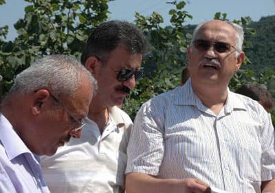 <p><font face="arial,helvetica,sans-serif" size="2">&quot;Bu sistem değişikliği ile piyasada fiyatlar d&uuml;şecektir. T&uuml;ccar fiyatı aşağı &ccedil;ekerek, desteğin bir kısmını &ccedil;ift&ccedil;i ile kırışacak, paylaşacaktır. Nitekim kırışma hızlı başladı; kararname a&ccedil;ıklanmadan &ouml;nce 4 TL'den bağlantı yapan t&uuml;ccar fiyatı 3,1 TL'ye &ccedil;ekti. Bu fiyatların daha da aşağıya d&uuml;şmesinden endişe ediyoruz. Bundan en b&uuml;y&uuml;k zararı, prim desteğinden faydalanamayan toplam fındık &uuml;reticisinin &uuml;&ccedil;te birini oluşturan &ccedil;ift&ccedil;i g&ouml;recektir. Bu strateji ile &ccedil;ift&ccedil;i dayak yedi. Makro a&ccedil;ıdan &uuml;lke kazanacak mı ? Kazanacaksa dayak yemeye razıyız. Fındık fiyatlarının d&uuml;şmesi ile ihracat miktarımız artsa bile toplam ihracat gelirimiz d&uuml;şecektir.&quot; </font></p><p><font face="arial,helvetica,sans-serif" size="2">Şenoğlu, a&ccedil;ıklanan fındık planının &uuml;lkenin s&uuml;rd&uuml;r&uuml;len fındık politikası a&ccedil;ısından uygun bulunmadığını ve fındık &uuml;reticisi &ccedil;ift&ccedil;iler a&ccedil;ısından &ouml;nemli sorunları beraberinde getireceğini savundu. Ziraat odası başkanları ve fındık &uuml;reticileri, basın a&ccedil;ıklamasının ardından olaysız şekilde dağıldı. </font></p>
