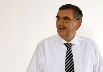 <p><font face="arial,helvetica,sans-serif" size="2">Tesisin &ccedil;evre a&ccedil;ısından &ouml;nemli olduğunu s&ouml;yleyen B&uuml;y&uuml;kşehir Belediye Başkanı Zeki To&ccedil;oğlu, <font color="#333399">&quot;&Ccedil;evrenin korunması bizim i&ccedil;in her şeyden daha &ouml;nemli. G&uuml;zel şehrimizin g&uuml;zelliklerinin korunması i&ccedil;in elimizden geleni yapacağız&quot;</font> dedi. </font></p><p><font face="arial,helvetica,sans-serif" size="2">To&ccedil;oğlu, s&ouml;zlerini ş&ouml;yle s&uuml;rd&uuml;rd&uuml;: <font color="#333399">&quot;&Ccedil;evrenin koruması demek, gelecek nesillerin korunması demektir. &Ccedil;evreye yapılan her yatırım, &ccedil;ocuklarımıza ve torunlarımıza yaptığımız yatırımdır. G&uuml;zel şehrimizin g&uuml;zelliğinin bozulmaması i&ccedil;in belediye olarak &ccedil;ok hassas davranıyoruz. Katı Atık Depolama Tesisi'nin ardından şimdi de Tıbbi Atık Sterilizasyon Tesisi'ni şehrimize kazandırıyoruz. Bundan sonra tıbbi atıklar sorun olmaktan &ccedil;ıkacak. Yarınlara yatırım yapıyoruz.&quot;</font></font></p>