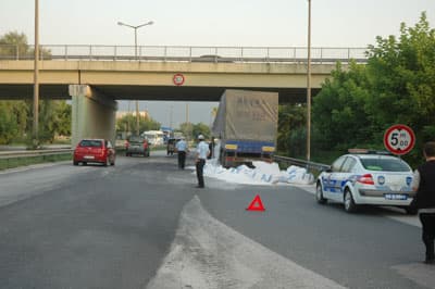 Tır Sarsıldı Hammadde Yola Saçıldı
