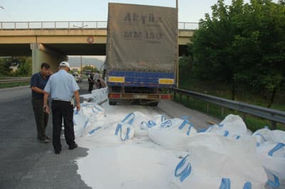 Tır Sarsıldı Hammadde Yola Saçıldı