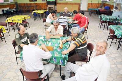 <strong><font face="Arial" size="2" color="#000000">Sigarayı Bırakmayı D&uuml;ş&uuml;nm&uuml;yorum</font></strong> <p><font size="2"><font face="Arial">Sakarya'daki bir kahvede okey oynarken sigara ihtiyacını gidermek i&ccedil;in yerine yedek oyuncu bırakan Hasan Karslı, yasağa uyduklarını, ancak zorluk &ccedil;ektiklerini s&ouml;yledi. Alışkanlıktan vazge&ccedil;emediklerini ifade eden Karslı; <font color="#333399">&quot;D&ouml;rt kişi oyun oynarken sigara i&ccedil;mek istediğimde yerimi yedek oyuncuya bırakıyorum. Dışarı &ccedil;ıkıp sigaramı i&ccedil;tikten sonra oyuna geri d&ouml;n&uuml;yorum. Sigarayı bırakmayı d&uuml;ş&uuml;nm&uuml;yorum. Alışkanlık var. Bunun i&ccedil;in zorluk &ccedil;ekiyoruz. Yasağa uymak zorundayız.&quot;</font> dedi.</font></font></p>