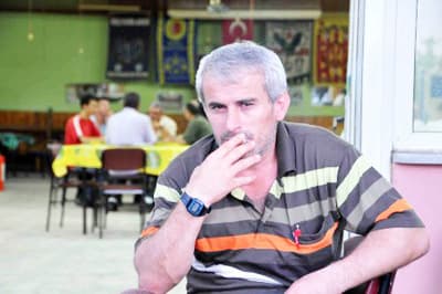 <font face="Arial" size="2" color="#000000"><strong>Nasıl Alışacağız Bilmiyorum</strong></font> <p><font face="Arial" size="2">Oyun sırasında sigara i&ccedil;mek i&ccedil;in dışarı &ccedil;ıkanların yerine yedek oyuncu olarak masaya oturduğunu anlatan Fehmi Yılmaz ise yaptıkları uygulamanın &ccedil;&ouml;z&uuml;m olmadığını savundu. '<br /><br /><font color="#333399"><strong>Sigarayı yasaklayacaklarsa sigarayı k&ouml;kten yok etmeliler'</strong></font> diyen Yılmaz, ş&ouml;yle konuştu: </font><font size="2"><font face="Arial"><font color="#333399">&quot;Arkadaşlar sigara i&ccedil;meye gideceğiz dediklerinde yedek olarak duruyorum. Bu &ccedil;&ouml;z&uuml;m değil. Sigarayı yasaklayacaklarsa k&ouml;kten yok edip vatandaşı rahatlatsınlar. Ben 35 yıldır sigara i&ccedil;iyorum. Artık yasak nedeniyle kahveye &ccedil;ıkmayacağız. Kapalı alanlara gitmeyeceğiz. Sadece yollarda i&ccedil;eceğiz. Buna nasıl alışacağız bilmiyorum.&quot;</font></font></font></p>