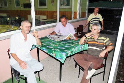 <font face="Arial" size="2" color="#000000"><strong>İşler Nispeten Etkilendi</strong></font> <p><font face="Arial" size="2">Kahvehane işleten Reis Fazlıoğlu ise yasağın işlerini olumsuz etkilemesinden korktuklarını s&ouml;yledi. Yasağı uyguladıklarını, m&uuml;şterilerden olumsuz tepki almadıklarını anlatan Fazlıoğlu; <font color="#333399">&quot;İşler nispeten etkilendi. Yaz olduğu i&ccedil;in insanlar dışarıda oturup sigaralarını i&ccedil;ip oyun oynayabiliyorlar. Ancak kışın ne olacak bilmiyoruz. İşlerimizin etkilenmesinden korkuyoruz. İ&ccedil;eride oynayan m&uuml;şteriler ge&ccedil;ici &ccedil;&ouml;z&uuml;m olarak yedek oyuncu bulunduruyorlar. Sigara i&ccedil;meye &ccedil;ıkanın yerine yedek oyuncu bakıyor. Yedek oyuncunun i&ccedil;tiği &ccedil;aydan &uuml;cret almıyoruz.&quot;</font> diye konuştu.</font></p>
