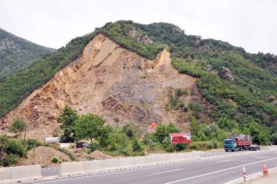 <strong><font face="Arial" size="2" color="#000000">Taş &Ccedil;ıkartılmayacak Diye Bir Şey Yok</font></strong> <p><font size="2"><font face="Arial"><font color="#333399">'Sakarya'nın her yerinde neredeyse bir ocak a&ccedil;ılmaya &ccedil;alışılıyor'</font> diyen G&uuml;mr&uuml;k&ccedil;&uuml;oğlu, şunları s&ouml;yledi: <font color="#333399">&quot;Birilerinin bir yerlerden taş &ccedil;ıkarması gerekiyor. Ancak bunun yaşam alanlarının dışında olması gerekiyor. Maalesef Sakarya'yı taş ve kum ocağı cenneti g&ouml;rmeye başladılar. Madencilik yasasına sığınarak rahatlıkla ruhsat alınıp taş ocağı a&ccedil;ılabiliyor. İnsanlara ne kadar zarar vereceğini d&uuml;ş&uuml;nmeden ya da diğer &ccedil;evresel etkilerini d&uuml;ş&uuml;nmeden rahatlıkla ta&ccedil; ocağı a&ccedil;maya &ccedil;alışabiliyorlar. Taş &ccedil;ıkartılmayacak diye bir şey yok. Ama &ccedil;evresel ve insana olan zararlarını minimum olacak alanlara kaydırmalıyız. Yerleşim yerine uzak pek &ccedil;ok alan var. Buralar tercih edilebilir.&quot;</font></font></font></p>
