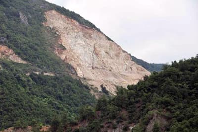 <p><font face="arial,helvetica,sans-serif" size="2"><strong>Geyve Boğazı Yok Olabilir</strong></font></p><p><font face="arial,helvetica,sans-serif" size="2">Ocakların, &ouml;zellikle Geyve boğazında yoğunlaştığının g&ouml;r&uuml;ld&uuml;ğ&uuml;n&uuml; anlatan G&uuml;mr&uuml;k&ccedil;&uuml;oğlu, faaliyet g&ouml;sterdikleri yerin topografyasını ve coğrafyasını değiştiren ocakların, Adapazarı Ovası ile Pamukova'yı birbirine bağlayan Geyve Boğazı'nın &ouml;zelliğini yitirmesine sebep olabileceği uyarısında bulundu. <br /><br />Geyve Boğazı'nın ormanlık alanın ve biyo&ccedil;eşitliliğin fazla olduğunu kaydeden G&uuml;mr&uuml;k&ccedil;&uuml;oğlu; <font color="#333399">&quot;Ocakların Geyve Boğazı'nda yoğunlaşması b&ouml;lgenin jeolojisiyle ilgili. Adapazarı ve Pamukova ovası al&uuml;vyon b&ouml;lgesi. Buralardan taş &ccedil;ıkartmak s&ouml;z konusu değil. Taşkısığı b&ouml;lgesinde dağlar d&uuml;z oldu. Geyve Boğazı da taş ocakları y&uuml;z&uuml;nden boğaz olma &ouml;zelliğini yitirebilir. Ocaklar b&ouml;lgenin coğrafik yapısını ve topografyasını da değiştiriyor. Boğazda tozun ve kirliliğin dağılması zor. Geniş alan olsa dağa kolay dağılacak. Tozun dağılmadan orada kalması da daha ciddi etki oluşturuyor. Her dağı, taş &ccedil;ıkartacağız diye d&uuml;z etmek gerekmiyor.&quot;</font> şeklinde konuştu.</font></p>