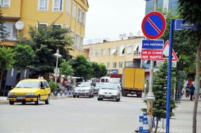 Belediyeden Caddedeki Sıkışıklığa İlginç Çözüm