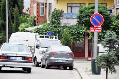 Belediyeden Caddedeki Sıkışıklığa İlginç Çözüm