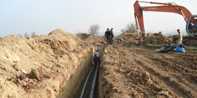 <font size="2"><font face="Arial"><strong>2 Milyon TL'ye M&acirc;l Olacak</strong></font></font> <p><font face="Arial" size="2">Proje hakkında bilgi veren Sakarya B&uuml;y&uuml;kşehir Belediye Başkanı Zeki To&ccedil;oğlu&nbsp;<font color="#333399"> &ldquo;Bu projemiz daha &ouml;nce tamamlamış olduğumuz Ferizli, S&ouml;ğ&uuml;tl&uuml;, G&ouml;lkent ve Sinanoğlu projemize bağlantılı olarak g&uuml;ndeme aldığımız bir projedir. ADASU ekiplerimiz tarafından yapılan et&uuml;tlerde 24 yerleşim b&ouml;lgesinin ciddi anlamda su sıkıntısı &ccedil;ektiği belirlendi. Su sıkıntısının &ccedil;ekilmesi projenin &uuml;retilmesini zorunlu kıldı. Uzman ekipler tarafından hazırlanan proje yakın bir zamanda hayata ge&ccedil;irilerek, tamamlandı. Şimdi bu proje ile bağlantılı olan Ferizli- S&ouml;ğ&uuml;tl&uuml; hattının &ccedil;alışmalarını s&uuml;rd&uuml;r&uuml;yoruz. Proje ile doğu b&ouml;lgesinde; Değirmencik, Damlık, Hasanfakı, 3&rsquo;nc&uuml; OSB, Soğucak,&nbsp;Yenik&ouml;y, Karateke, Orta Mahalle, Mağara, Batı b&ouml;lgesinde; Kantar, Levent, Tokmaklıdere, Fındıklı, Beşdeğirmen, Ak&ccedil;akamış, Aslanlar Mahallesi, İmamlar, Karadere, Elmalı, Y&ouml;r&uuml;kler Mahallesi,&nbsp;K&uuml;&ccedil;&uuml;khataplı, B&uuml;y&uuml;khataplı, Kışla ve Işıklar'a su ulaşacak.&Ccedil;alışmaların &ouml;nemli bir kısmını tamamladık. Damlık, Değirmencik Mahalleri ile Kantar, Levent, Tokmaklıdere, Fındıklı, Ak&ccedil;akamış ve Beşdeğirmen k&ouml;ylerine su vermeye başladık. &Ccedil;alışmalar tamamlandık&ccedil;a diğer b&ouml;lgelere de su ulaştıracağız&rdquo;</font> dedi. <br /><br />Birden fazla yerleşimin su sorununu &ccedil;&ouml;zecek olan projenin maliyeti 2 milyon TL&hellip;</font></p>
