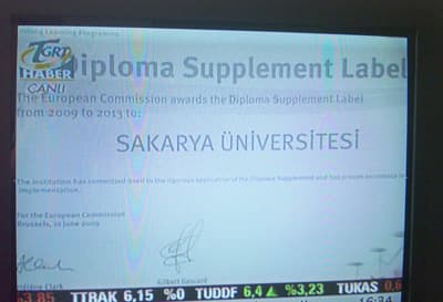 <p><font face="arial,helvetica,sans-serif" size="2"><strong>HEDEF: AVRUPA KALİTE &Ouml;D&Uuml;L&Uuml;N&Uuml; ALMAK</strong></font></p><p><font face="arial,helvetica,sans-serif" size="2">Sakarya &Uuml;niversitesi Rekt&ouml;r&uuml; Prof. Dr. Mehmet Durman, TGRT Haber'de katıldığı canlı yayın programında ayrıca, Avrupa Kalite &ouml;d&uuml;l&uuml; i&ccedil;in &ouml;n&uuml;m&uuml;zdeki yıl başvuru yapacaklarını belirterek, <font color="#333399">&ldquo;ISO 9001 kalite belgesini aldık. Sırada Avrupa Kalite &ouml;d&uuml;l&uuml; var. Belgeyi alırsak yine T&uuml;rkiye'de bir ilki başarmış olacağız&rdquo;</font> şeklinde konuştu.</font></p><p><font face="arial,helvetica,sans-serif" size="2">Avrupa yeterlilikler &ccedil;er&ccedil;evesinde ders m&uuml;fredatlarının yeniden yapılandırıldığını, ulusal d&uuml;zeyde de bu anlamda g&uuml;zel &ccedil;alışmalar yapıldığını anlatan Rekt&ouml;r Mehmet Durman, <font color="#333399">&ldquo;Bu &ccedil;alışmalar sonu&ccedil; vermeye başladı. Mayıs ayında Avrupa Komisyonu tarafından verilen ve sadece 52 &uuml;niversitenin alabildiği diplomaya sahip olduk. Darısı diğer başarılara&rdquo;</font> dedi.</font></p><p><font face="arial,helvetica,sans-serif" size="2"><strong>460 &Ouml;ĞRENCİ YURT DIŞINA GİDECEK</strong></font></p><p><font face="arial,helvetica,sans-serif" size="2"><font color="#333399">&ldquo;Bir &uuml;niversite &ccedil;ok iyi olabilir ama, bu iyiliğini Uluslararası ara&ccedil;larla da ortaya koyabiliyorsa o zaman elde edilen şey başarıdır&rdquo;</font> diyen Durman, <font color="#333399">&ldquo;Son 3 yıldır &ouml;ğrenci değişim programını hayata ge&ccedil;iren bir &uuml;niversiteyiz. Hedef her &ouml;ğrencinin yılda bir veya 2 d&ouml;nem bu programdan yararlanması.Ge&ccedil;en yıl 360 &ouml;ğrenci yurt dışına &ccedil;ıkmıştı. Erasmus Projesi kapsamında gelecek yıl da 450 &ouml;ğrenci yurt dışına gidecek&rdquo;</font> şeklinde konuştu.</font></p><p><font face="arial,helvetica,sans-serif" size="2"><strong>UZAKTAN EĞİTİM UYGULAMASINI İLK BİZ BAŞLATTIK</strong></font></p><p><font face="arial,helvetica,sans-serif" size="2">Sakarya &Uuml;niversitesi Rekt&ouml;r&uuml; Prof. Dr. Mehmet Durman, katıldığı canlı yayın programında uzaktan eğitim uygulaması hakkında bilgiler de verdi.</font></p><p><font face="arial,helvetica,sans-serif" size="2">Ge&ccedil;en yıl T&uuml;rkiye'de ilk defa lisans programlarında karma modelle uzaktan eğitim uygulamasını başlattıklarını a&ccedil;ıklayan Durman, <font color="#333399">&ldquo;Programların sayısını 6'ya y&uuml;kselttik. Lisans d&uuml;zeyinde bu programları geliştirmeyi planlıyoruz&rdquo;</font> dedi.</font></p>