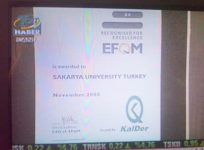 <p><font face="arial,helvetica,sans-serif" size="2"><strong>SA&Uuml;'Y&Uuml; TERCİH EDİN</strong></font></p><p><font face="arial,helvetica,sans-serif" size="2">Prof. Dr. Mehmet Durman, gen&ccedil;lere seslenerek, Sakarya &Uuml;niversitesi'ni rahatlıkla tercih edebileceklerini hatırlattı.</font></p><p><font face="arial,helvetica,sans-serif" size="2">&ldquo;&Uuml;niversitemizde başarı &ccedil;ok y&uuml;ksek. &Ouml;rg&uuml;n &ouml;ğretim ile kıyaslandığında başarının y&uuml;ksekliğini a&ccedil;ık&ccedil;a g&ouml;r&uuml;yoruz. Karma eğitim modeli kapsamında yeterlilikleri uzaktan vererek, haftada 2 g&uuml;n &ouml;ğrencilerle biraraya geliyoruz. Eş zamanlı veya eş zamansız olarak y&uuml;r&uuml;t&uuml;len bu program diğer &uuml;lkelerde uygulanan bir sistem. &Ouml;ğrencilerimiz t&uuml;m &ccedil;alışmalarımızı g&ouml;z&ouml;n&uuml;nde bulundursunlar ve SA&Uuml;'y&uuml; tercih etsinler&rdquo; şeklinde konuştu.</font></p><p><font face="arial,helvetica,sans-serif" size="2">Durman, &ouml;ğrencilere seslenerek,<font color="#333399"> &ldquo;Tercih yaparken, &uuml;niversitede uygulanan programların şeffaflığını g&ouml;rerek karar verin ve mutlaka her &uuml;niversitenin internet sitesini ziyaret edin&rdquo;</font> dedi.</font></p><p><br /><font face="arial,helvetica,sans-serif" size="2">&Ouml;zel Haber-H&uuml;lya S&uuml;r&uuml;c&uuml;</font></p>