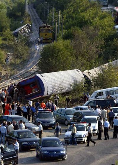 <font face="arial,helvetica,sans-serif" size="2">Kazada kızları İrem Candan'ı kaybeden Berrin ve Alaattin Candan &ccedil;ifti, davada asıl kusurlu TCDD olduğunu belirterek davayı temyize g&ouml;t&uuml;rd&uuml;. TCDD'ye bilir kişi raporlarında verilen 4/8 oranındaki kusurun şahsileştirilmesini isteyen aile, TCDD Genel M&uuml;d&uuml;r&uuml;'n&uuml;n de kazada şahsen sorumluluğu bulunduğunu belirtmişti. Cezaya &ccedil;arptırılan makinistler de mahkemenin kararına itiraz etmişti. Bazı eksiklikler sebebiyle temyize ge&ccedil; g&ouml;nderilen dava dosyası Yargıtay'da halen bekliyor. Kazanın ardından T&uuml;rkiye Vagon Sanayi A.Ş'nin (TUVASAŞ) Adapazarı'ndaki fabrikasına kaldırılan vagon enkazları TCDD tarafından hurdaya ayrıldı. </font><p><font face="arial,helvetica,sans-serif" size="2"></font></p><p><font face="arial,helvetica,sans-serif" size="2"><strong>HER ŞEYİM YARIM</strong> </font></p><p><font face="arial,helvetica,sans-serif" size="2"></font></p><p><font face="arial,helvetica,sans-serif" size="2">Kaza yerinde elinde kızının resmiyle Başbakan Recep Tayyip Erdoğan'dan yardım isterken hafızalara kazınan anne Berrin Candan, beş yıl ge&ccedil;mesine rağmen kaybettiği kızı İrem'in acısını ilk g&uuml;nk&uuml; gibi yaşıyor. 21 yaşındaki &uuml;niversite &ouml;ğrencisi kızının &ouml;l&uuml;m&uuml;yle sonu&ccedil;lanan kaza ile ilgili davanın zaman aşımına uğratılmak istendiğini s&ouml;yleyen Candan, davanın istedikleri gibi sonu&ccedil;lanmayacağını d&uuml;ş&uuml;nd&uuml;klerini, bu nedenle davayı Avrupa İnsan Hakları Mahkemesi'ne (AİHM) taşıyacaklarını ifade etti. </font></p>