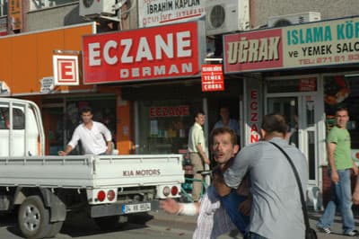 İntihar Girişiminde Bulunan Şahıs, İzleyenlere Taş Attı