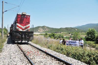 <strong><font face="Arial" size="2">K&ouml;t&uuml; Bir Deneyimle Anlaşıldı</font></strong> <p><font size="2"><font face="Arial">CHP Milletvekili Demirel, yaptığı basın a&ccedil;ıklamasında, 40 kişinin hayatını kaybettiği hızlandırılmış tren uygulamasının T&uuml;rkiye'nin tarihine kara bir sayfa daha eklediğini s&ouml;yledi. Kaza sonrasında yıllarca hi&ccedil;bir yatırım yapılmayan demiryollarına 'hızlı' kelimesi eklendiğinde trenlerin hızlı olamayacağının k&ouml;t&uuml; bir deneyimle anlaşıldığını belirten Demirel; &quot;<font color="#333399">Mevcut alt yapı eksikleri tamamlanmadan başlatılan uygulama bir&ccedil;ok ailenin hayatında sevdiği kişileri kaybetmesine neden oldu.&quot;</font> dedi.</font></font></p>