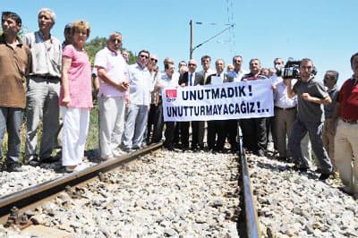 <strong><font face="Arial" size="2" color="#000000">Faciaya Adeta Davet &Ccedil;ıkarmıştır</font></strong> <p><font face="Arial" size="2">Kaza &ouml;ncesinde bazı bilim adamlarının gazetelere yansıyan uyarı ve tespitlerine, başvuru ve yardım isteklerine olumlu yanıt verilmemesinin eleştirildiğini kaydeden Demirel, şunları s&ouml;yledi: </font><font size="2"><font face="Arial"><font color="#333399">&quot;Ulaştırma sekt&ouml;r&uuml;nde &ouml;rg&uuml;tl&uuml; bir sendikamızın altyapı, yol geometrisi ve &uuml;styapı malzemeleri a&ccedil;ısından &ouml;rg&ouml;r&uuml;len hız i&ccedil;in yeterli iyileştirme yapılmadan başlanacak hızlandırılmış tren uygulamasının can g&uuml;venliği a&ccedil;ısından yaratacağı sakıncaları kaza &ouml;ncesinde TCDD y&ouml;neticilerine yazıyla ilettikleri bildirilmiştir. H&uuml;k&uuml;met b&uuml;t&uuml;n uyarılara rağmen pop&uuml;list s&ouml;ylemlerle hızlandırılmış tren seferlerini başlatmıştır. H&uuml;k&uuml;met, bilim &ccedil;evreleri ve sivil toplum &ouml;rg&uuml;tlerinin yaptığı uyarıları hi&ccedil;e saymış, bilimsel kriterlere dayalı fizibilite raporları yerine, siyasi bir kararla hızlandırılmış tren uygulamasını başlatmıştır. Siyasi kadrolaşma, faciaya giden yoldaki en &ouml;nemli adım olmuştur. Bilimden uzak, demiryolu deneyimi olmayan, ehliyetsiz ekip, yanlış uygulamaları ve eleştirileri dikkate almayan tutumlarıyla faciaya adeta davet &ccedil;ıkarmıştır.''<br /><br /></font><font color="#000000"><strong>Herşey Şov Uğruna!</strong></font></font></font></p><p><font face="arial,helvetica,sans-serif" size="2">CHP olarak tren kazasından sonra Meclis'te Ulaştırma Bakanı hakkında gensoru &ouml;nergesi verdiklerini hatırlatan Demirel;<font color="#333399"> &quot;Gensoru &ouml;nergeleri h&uuml;k&uuml;met tarafından reddedildi. 'Hızlandırılmış tren projesi bilim adamlarının uyarılarına rağmen hayata ge&ccedil;irilmesi durumunda can ve mal kayıpları olabilir' diyorduk. Ne yazık ki Başbakan, Ulaştırma Bakanı, demiryolu yetkilileri siyasi şov uğruna bu projeyi hayata ge&ccedil;irdiler ve ne yazık ki insanlarımız tren kazasında hayatını kaybetti.&quot; </font>şeklinde s&ouml;zlerini s&uuml;rd&uuml;rd&uuml;.</font></p>