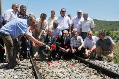 <font face="Arial" size="2" color="#000000"><strong>Başbakan'a Sesleniyoruz</strong></font> <p><font size="2"><font face="Arial">Kazanın sorumlularının Başbakan, Ulaştırma Bakanı ve TCDD olduğunu iddia eden Demirel, ş&ouml;yle konuştu: <font color="#333399">&quot;Sorumlular kimdir? O g&uuml;nden bug&uuml;ne kadar &uuml;lkeyi y&ouml;neten ilk sorumlu sayın Başbakan, ikinci sorumlu Ulaştırma Bakanı, &uuml;&ccedil;&uuml;nc&uuml; sorumlu TCDD yetkilileridir. Uyarı ve ikazlara rağmen projeyi hayata ge&ccedil;irmişlerdir. H&uuml;k&uuml;met bunu siyasi bir şov malzemesi yapmıştır. O akşam burada g&ouml;rd&uuml;ğ&uuml;m&uuml;z tablo korkun&ccedil;tu, insanlar parampar&ccedil;a olmuştu. Uyarılar dikkate alınmış olsaydı bug&uuml;n hayatını kaybeden insanlarımız aramızda olacaktı. Sorumluğu sadece makinistlerin &uuml;zerine atarak sorumluluktan Başbakan, Ulaştırma Bakanı ve TCDD Genel M&uuml;d&uuml;r&uuml; kurtulamaz. Ne yazık ki halen g&ouml;revlerinin başındalar.&quot;</font></font></font></p><p><font face="arial,helvetica,sans-serif" size="2">H&uuml;k&uuml;metin hızlandırılmış tren kazasının unutturulmak istediğini &ouml;ne s&uuml;ren Demirel; <font color="#333399">&quot;Unutturmak istedikleri, g&uuml;ndeme dahi getirmedikleri kazayı bug&uuml;n yıl d&ouml;n&uuml;m&uuml;nde kazanın yaşanmış olduğu yerden Başbakan'a sesleniyoruz; biz unutmadık ve unutturmayacağız.&quot;</font> ifadelerini kullandı.</font></p>