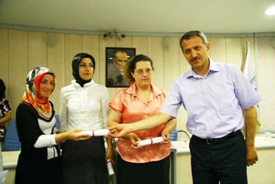 <font face="Arial" size="2" color="#000000"><strong>Beraber Bu Zorlukları Aşacağız</strong></font><br /><br /><font face="Arial" size="2">Meslek edindirme kurslarına emeği ge&ccedil;en ve sertifika t&ouml;renine katılanlara teşekk&uuml;r eden Adapazarı Belediye Başkanı S&uuml;leyman Dişli, g&uuml;n&uuml;m&uuml;zdeki belediyecilik anlayışının değiştiğine değinerek, <font color="#333399">&quot;Belediyecilik denince sadece şehirde yol &ccedil;alışması, kanalizasyon, ulaşım ile ilgili &ccedil;alışmaları s&uuml;rd&uuml;ren bir yapı, bir anlayış vardı. O yapı değişti. İnsanların işi, aşı ve b&uuml;t&uuml;n sorunlarıyla birlikte ilgilenmek lazım. İşte sosyal doku alanında Adapazarı Belediyesi olarak biz gerekli olan adımları atmak suretiyle bu &ccedil;alışmaları s&uuml;rd&uuml;rmeye gayret ediyoruz. Bundan sonra da s&uuml;rd&uuml;receğiz. Ben inanıyorum ki bu &uuml;lkede, &ccedil;ok g&uuml;zel g&uuml;nler yaşayabilen, hayat standartları &ccedil;ok y&uuml;ksek olan insan motiflerini yakalayabilecek hale geleceğiz. Ama biraz sabırla, canla başla &ccedil;alışıp gayret etmemiz lazım. Bu zorlu d&ouml;nemleri hep beraber aşmamız lazım. Şuanda burada toplanan herkesin hedefi bu. Hep beraber bu zorlukları aşacağız.&quot;</font> dedi. </font>