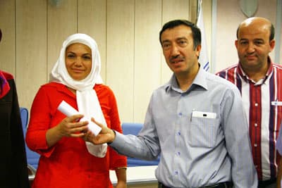 <font face="Arial" size="2"><strong>85 Kursiyere Sertifikaları Verildi</strong></font><br /><br /><font face="Arial" size="2">Meslek kursları ve yapılan programdan dolayı memnuniyetini dile getiren Sakarya Milletvekili Hasan Ali &Ccedil;elik, yaptığı konuşmada şunları s&ouml;yledi.</font><font size="2"><font face="Arial"><font color="#333399"> &quot;Belediyelerin yapmış oldukları rutin belediyecilik hizmetlerinin &ouml;tesinde, vatandaşların eğitimi, sosyal faaliyetlere katılımı ve toplumda bende varım, bizde varız diye kendilerini geliştiren, bir mesleği olsa bile biraz daha ihtisas alanlarına y&ouml;nelebilen, meslek insanı yetiştirmeye verdiği hizmetler &ouml;nemli katkılardır. Sayın Başbakanımızın yakın zamanda bir a&ccedil;ıklaması oldu. Adapazarı Belediyesi'nin size sağlamış olduğu imkan gibi T&uuml;rkiye genelinde beş y&uuml;z bin kişiye meslek kursları vasıtasıyla iş imkanı sağlanacak. Her şeyden &ouml;nce ben bu kurslara şu g&ouml;zle bakıyorum. Ben faydalı olurum diyen, olacağım diyen bir kitle ile karşı karşıyayım. Her şeyden &ouml;nce bunu g&ouml;rd&uuml;ğ&uuml;m i&ccedil;in &ccedil;ok mutluyum. Bu a&ccedil;ıdan bu faaliyetlerin &ouml;nc&uuml;l&uuml;ğ&uuml;n&uuml; yapan Adapazarı Belediyesine ve değerli başkanımız S&uuml;leyman Dişli'ye, birlikte &ccedil;alıştıkları kurumlara teşekk&uuml;r ederim. Siz değerli kursiyerlere de &ccedil;alışma hayatlarınızda başarılar dilerim.&quot;&nbsp; <br /></font><br />Konuşmaların ardından g&uuml;nde 15 TL &uuml;cret alarak 30 iş g&uuml;n&uuml; hasta ve yaşlı bakım ve gazaltı kaynak kursu alan 85 kursiyere sertifikaları Sakarya Milletvekili Hasan Ali &Ccedil;elik, Adapazarı Belediye Başkanı S&uuml;leyman Dişli ve protokol &uuml;yeleri tarafından verildi.</font></font>