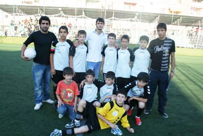 <p><font size="2"><font face="Arial"><strong>A grubu<br /></strong><br />Takım Adı &nbsp;0&nbsp;G&nbsp;B&nbsp;M&nbsp;A&nbsp;Y&nbsp;P<br />Kamışlı&nbsp;1&nbsp;1&nbsp;-&nbsp;-&nbsp;3&nbsp;0&nbsp;3&nbsp;<br />Nakışlar&nbsp;1&nbsp;-&nbsp;-&nbsp;1&nbsp;0&nbsp;3&nbsp;0<br />Hacıoğlu<br /><br /></font></font><font size="2"><font face="Arial"><strong>B grubu<br /></strong><br />Takım Adı &nbsp;0&nbsp;G&nbsp;B&nbsp;M&nbsp;A&nbsp;Y&nbsp;P<br />Yeşiltepe&nbsp;1&nbsp;1&nbsp;-&nbsp;-&nbsp;3&nbsp;2&nbsp;3<br />Tabakhane&nbsp;1&nbsp;-&nbsp;-&nbsp;1&nbsp;2&nbsp;3&nbsp;0<br />K&uuml;p&ccedil;&uuml;ler</font></font></p><p><font size="2"><font face="Arial"><strong>Saha:</strong> Erenler Spor Kompleksi<br /><strong>Hakem:</strong> Kadir Demir </font></font></p>
