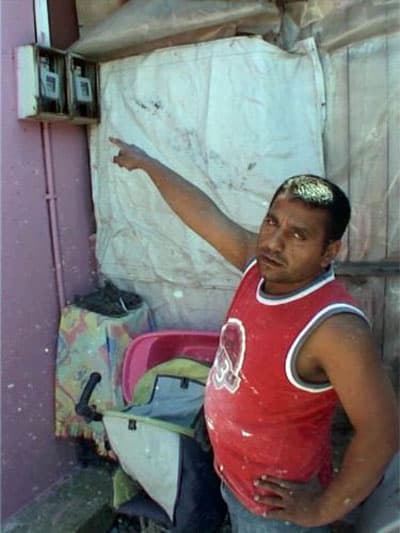 <font face="Arial" size="2" color="#000000"><strong>&Ouml;demeye Durumum Yok</strong></font> <p><font face="Arial" size="2">Eşi ve iki &ccedil;ocuğuyla birlikte yaşadığı prefabriğin elektrikleri kesilen Birol Tatar, depremde kirada oturduğu evin yıkılması nedeniyle 9 yıldır prefabrikte yaşadığını ifade etti. İnşaatta g&uuml;nl&uuml;k yevmiye karşılığında &ccedil;alıştığını kaydeden Tatar, <font color="#333399">&quot;Daha &ouml;nce başka bir prefabrikteydim. Orası kaldırılınca Dernekkırı prefabriklerine yerleştik. Benden &ouml;nce oturan kişinin elektrik aboneliği yokmuş. Bizim de aboneliğimiz yok. Toplam 2 bin TL elektrik borcumuz var. Bunu &ouml;demeye durumum yok. Sabah elektrikleri kesmişler. Buzdolabındaki t&uuml;m yiyeceklerimiz bozuldu.&quot;</font> dedi.</font></p><p><font face="arial,helvetica,sans-serif" size="2">Prefabrikte mecburiyetten yaşadıklarını anlatan Tatar, soruna &ccedil;&ouml;z&uuml;m bulunmasını istedi.<br /><br /><strong><font color="#000000">&Ccedil;oğu Deprem Mağduru </font></strong></font></p><p><font face="arial,helvetica,sans-serif" size="2">Adapazarı Kaymakamlığı'nın Dernekkırı prefabriklerinin durum tespiti i&ccedil;in g&ouml;revlendirilen komisyonun başkanı Halim Kesici, prefabriklerin elektriklerinin bor&ccedil;ları nedeniyle kesildiğini belirtti. SEDAŞ ekiplerinin kişilerle birebir muhatap olmamak i&ccedil;in elektrikleri toplu kestiğini anlatan Kesici, <font color="#333399">&quot;Prefabriklerde 325 aile kalıyor. Bunların &ccedil;oğu deprem mağduru g&ouml;z&uuml;k&uuml;yor. &Ccedil;oğu kaldırılan diğer prefabriklerden gelmişler.&quot; </font>a&ccedil;ıklamasında bulundu.<br /><br /><font color="#000000"><strong>Prefabriklerin &Ouml;m&uuml;rleri Doldu</strong></font></font></p><p><font face="arial,helvetica,sans-serif" size="2">Ge&ccedil;ici barınma amacıyla yapılan prefabriklerin &ouml;m&uuml;rlerini doldurduklarını ifade eden Kesici, alt yapının da tamamen &ouml;mr&uuml;n&uuml; doldurduğunu dile getirdi. Prefabriklerde yaşayanların y&uuml;zde 80'inin kaymakamlığın yardımıyla ge&ccedil;imini s&uuml;rd&uuml;rd&uuml;ğ&uuml;n&uuml; s&ouml;yleyen Kesici, Adapazarı Kaymakamlığı'nın ıslah &ccedil;alışmaları i&ccedil;in komisyon oluşturduğunu bildirdi.</font></p>