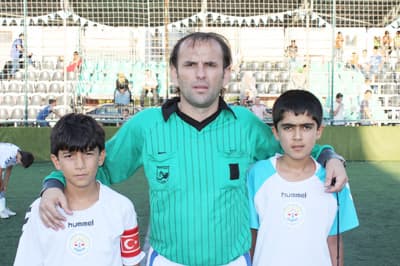 <font face="Arial"><font size="3"><strong><font color="#333399">Nakışlar &ndash; Hacıoğlu 5-2</font></strong><br /></font><br /></font><font size="2"><font face="Arial"><font color="#333399"><strong>Nakışlar Mahallesi (2):</strong></font> Y.Emre Ceyhun Ahmet Furkan Oğuzhan Hakkı Atakan Enes Enes İ. Metehan Furkan<br /><strong>Antren&ouml;r:</strong> Latif Mısır</font></font> <p><font size="2"><font face="Arial"><strong><font color="#333399">Hacıoğlu Mahallesi(5):</font></strong> G&ouml;khan Tugay Osman Kubilay Y.Emre Sircan Burak Emre Kubilay H.&Ouml;mer Furkan &Ouml;mer Ahmet Ekrem H.İbrahim<br /><br /><strong>Antren&ouml;r:</strong> Dilaver Tale<br /><strong>Goller:</strong> Enes dk 7 Atakan dk 40 ( Nakışlar) H.&Ouml;mer dk 4 Burakcan dk15-19-27 Kubilay dk 32 ( Hacıoğlu)<br /></font></font><br /><font face="arial,helvetica,sans-serif" size="2"><strong>Saha:</strong> Erenler Spor Kompleksi<br /><strong>Hakem:</strong> Kadir Demir</font></p>
